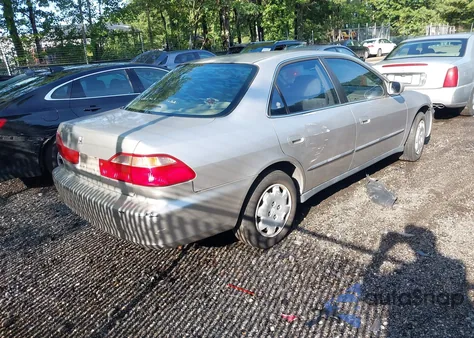 1998 Honda Accord Lx из США, поврежденный, VIN 1HGCG5643WA145621